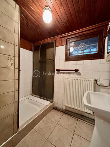VIVIER-DU-LAC - CHALET F4 DE 117 m² | VUE IMPRENABLE LAC | 
═══════════════════════════════════
Niché dans une impasse, découvrez ce chalet datant de 1960 sur la commune du Vivier-du-Lac

Vivier-du-Lac - Idéalement située à 8 minutes de Chambéry et 5 minutes d’Aix-les-Bains

F4 – 117 m² | Terrain 1411 m² | construit en 1960 | Travaux à prévoir

PRIX NÉGOCIABLE

═══════════════════════════════════
INTÉRIEUR
═══════════════════════════════════
Le cœur du logement : un salon séjour de 31,5 m² qui s'articule autour de deux accès direct à un balcon panoramique sur le Lac. Une cuisine indépendante de 11, 8 m².

Côté nuit, 3 chambres de 12,62 m², une de 12,73 m² et une de 11,3 m².

═══════════════════════════════════
CÔTÉ PRATIQUE 
═══════════════════════════════════
Un Garage de 28,23 m², une buanderie de 2,24 m², ainsi que un toilette indépendant

Une salle de bain de 8,78 m² et une salle d’eau de 3,05 m²

═══════════════════════════════════
ÉQUIPEMENTS
═══════════════════════════════════
✔ Chaudière au Gaz
✔ Double vitrage / bois
✔ Cheminée 
✔ DPE : F | GES : F

═══════════════════════════════════
EN BREF — CE QUI FAIT LA DIFFÉRENCE
═══════════════════════════════════
✔ Une vue imprenable sur le Lac du Bourget
✔ La proximité des grandes villes
✔ La possibilité d’agrandir le chalet jusqu’à 200 m² de plancher (zone N)