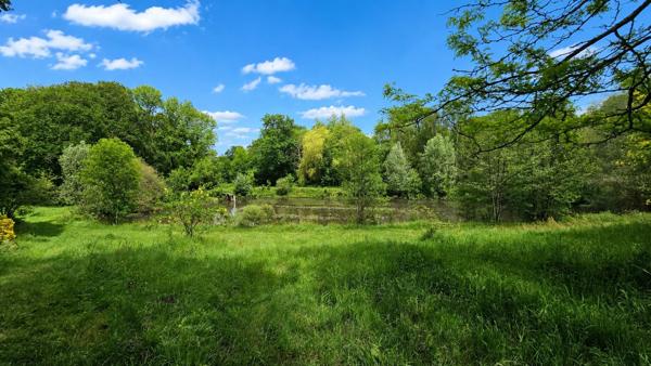 Propriété avec sous-sol total, hangar et plus de 2 hectares de terrain à Maulévrier