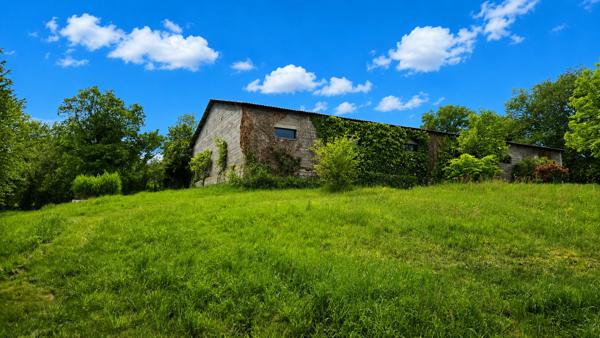 Propriété avec sous-sol total, hangar et plus de 2 hectares de terrain à Maulévrier