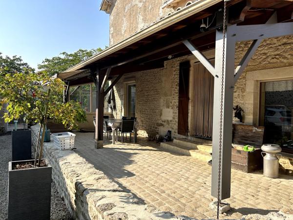 Vous rêvez d'espace, de nature et de projets ? A Azay-Le-Brûlé, cette authentique maison ancienne de 166 m2 vous ouvre ses portes au coeur d'un cadre paisible et verdoyant. Avec ses dépendances, son vaste terrain de 2155 m2 environ et deux parcelles attenantes idélales pour vos loisirs ou vos chevaux, elle n'attend plus que vous !