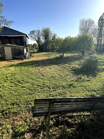 Vous rêvez d'espace, de nature et de projets ? A Azay-Le-Brûlé, cette authentique maison ancienne de 166 m2 vous ouvre ses portes au coeur d'un cadre paisible et verdoyant. Avec ses dépendances, son vaste terrain de 2155 m2 environ et deux parcelles attenantes idélales pour vos loisirs ou vos chevaux, elle n'attend plus que vous !