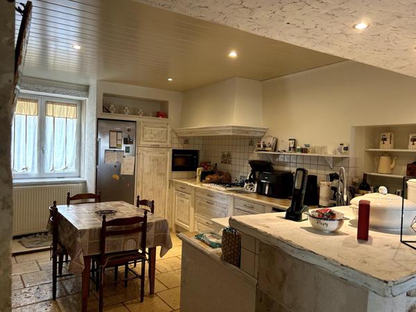 Vous rêvez d'espace, de nature et de projets ? A Azay-Le-Brûlé, cette authentique maison ancienne de 166 m2 vous ouvre ses portes au coeur d'un cadre paisible et verdoyant. Avec ses dépendances, son vaste terrain de 2155 m2 environ et deux parcelles attenantes idélales pour vos loisirs ou vos chevaux, elle n'attend plus que vous !