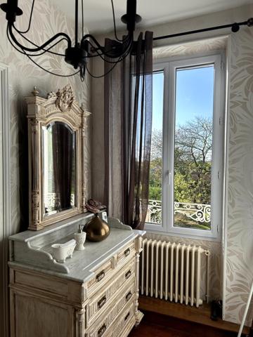 Vous rêvez d'espace, de nature et de projets ? A Azay-Le-Brûlé, cette authentique maison ancienne de 166 m2 vous ouvre ses portes au coeur d'un cadre paisible et verdoyant. Avec ses dépendances, son vaste terrain de 2155 m2 environ et deux parcelles attenantes idélales pour vos loisirs ou vos chevaux, elle n'attend plus que vous !