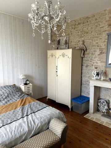 Vous rêvez d'espace, de nature et de projets ? A Azay-Le-Brûlé, cette authentique maison ancienne de 166 m2 vous ouvre ses portes au coeur d'un cadre paisible et verdoyant. Avec ses dépendances, son vaste terrain de 2155 m2 environ et deux parcelles attenantes idélales pour vos loisirs ou vos chevaux, elle n'attend plus que vous !