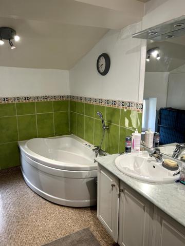 Vous rêvez d'espace, de nature et de projets ? A Azay-Le-Brûlé, cette authentique maison ancienne de 166 m2 vous ouvre ses portes au coeur d'un cadre paisible et verdoyant. Avec ses dépendances, son vaste terrain de 2155 m2 environ et deux parcelles attenantes idélales pour vos loisirs ou vos chevaux, elle n'attend plus que vous !