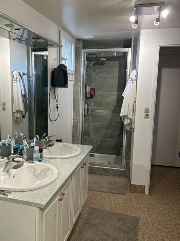 Vous rêvez d'espace, de nature et de projets ? A Azay-Le-Brûlé, cette authentique maison ancienne de 166 m2 vous ouvre ses portes au coeur d'un cadre paisible et verdoyant. Avec ses dépendances, son vaste terrain de 2155 m2 environ et deux parcelles attenantes idélales pour vos loisirs ou vos chevaux, elle n'attend plus que vous !