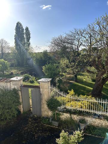 Vous rêvez d'espace, de nature et de projets ? A Azay-Le-Brûlé, cette authentique maison ancienne de 166 m2 vous ouvre ses portes au coeur d'un cadre paisible et verdoyant. Avec ses dépendances, son vaste terrain de 2155 m2 environ et deux parcelles attenantes idélales pour vos loisirs ou vos chevaux, elle n'attend plus que vous !