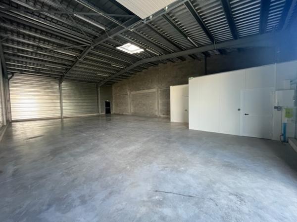 A LOUER - VIRE NORMANDIE- DANS ZONE ARTISANALE - LOCAL D'ACTIVITES de 250 m²