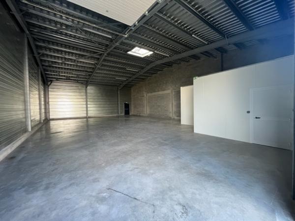 A LOUER - VIRE NORMANDIE- DANS ZONE ARTISANALE - LOCAL D'ACTIVITES de 250 m²