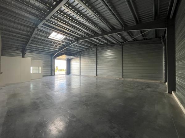 A LOUER - VIRE NORMANDIE- DANS ZONE ARTISANALE - LOCAL D'ACTIVITES de 250 m²