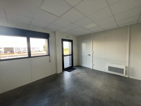 A LOUER - VIRE NORMANDIE- DANS ZONE ARTISANALE - LOCAL D'ACTIVITES de 250 m²
