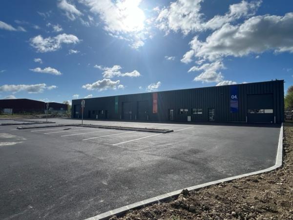 A LOUER - VIRE NORMANDIE- DANS ZONE ARTISANALE - LOCAL D'ACTIVITES de 250 m²