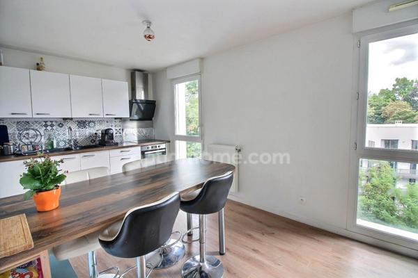 Appartement 3 pièces de 62,55 m2 à vendre avec balcon et parking à POISSY (78) au prix de 232000 euros