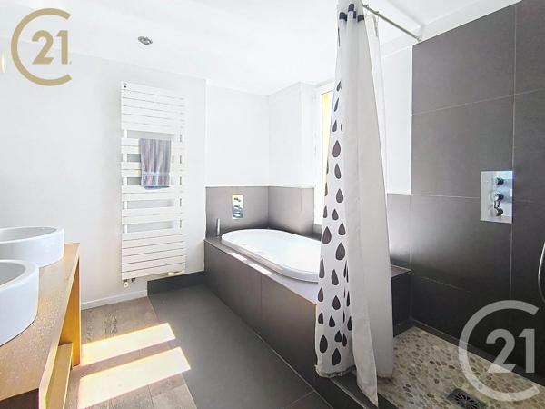 Maison à vendre  9 pièces - 218,57 m 2   VALLAURIS  - 06
