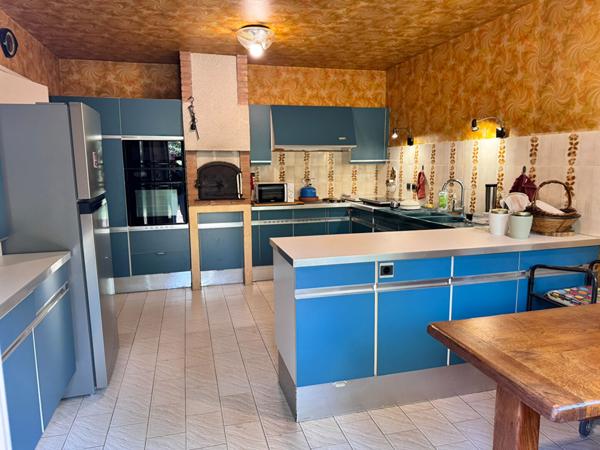 Villa traditionnelle 257 m² avec double garage sur 8481 m² constructibles dans un hameau à l'ouest de Carcassonne