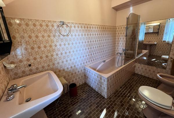 Villa traditionnelle 257 m² avec double garage sur 8481 m² constructibles dans un hameau à l'ouest de Carcassonne