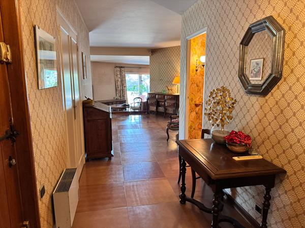 Villa traditionnelle 257 m² avec double garage sur 8481 m² constructibles dans un hameau à l'ouest de Carcassonne