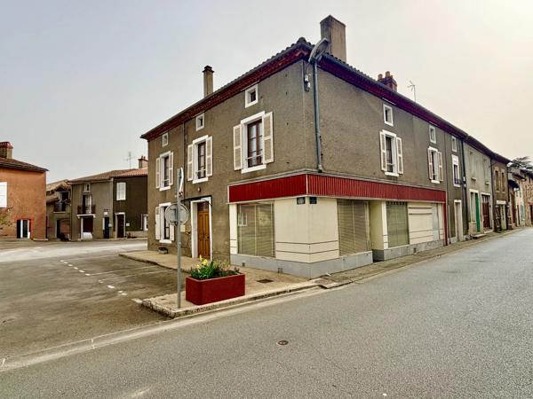 Anciennement le centre du village, grande maison avec possibilités commerciales