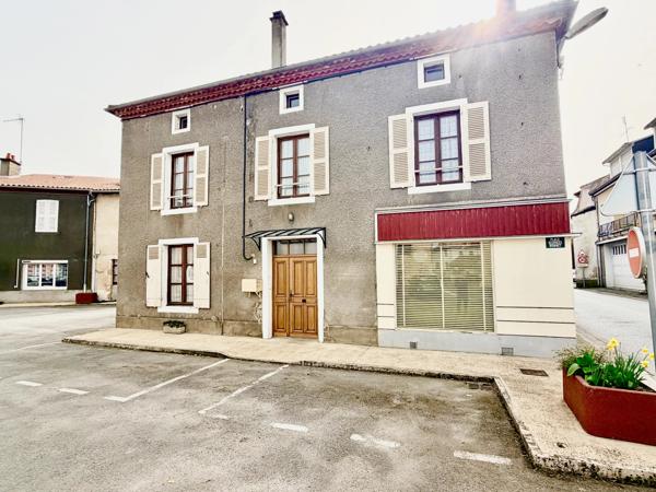 Anciennement le centre du village, grande maison avec possibilités commerciales