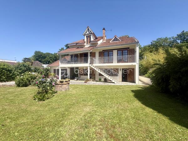 Nous vous proposons en exclusivité cette remarquable maison familiale atypique et polyvalente, offrant des volumes généreux et de nombreuses possibilités d’aménagement, idéalement implantée sur un terrain arboré de plus de 1 000 m².

🏡 Espace principal (accès par escaliers) :
Le cœur de la maison s’articule autour d’un séjour double lumineux ouvrant sur un balcon, agrémenté d’un poêle à bois pour une ambiance chaleureuse. La cuisine ouverte entièrement aménagée et équipée, prolongée par un cellier, en fait un espace de vie idéal pour recevoir en famille. Cet étage comprend également une suite parentale ainsi qu’une grande pièce modulable pouvant servir de bureau ou de chambre supplémentaire.

🛏️ Étage supérieur :
Quatre chambres dont deux avec placards intégrés, et une salle de bains avec WC semi-indépendant complètent cet espace nuit généreux et fonctionnel.

🔑 Rez-de-chaussée – Une vraie valeur ajoutée :
Le niveau inférieur offre une véranda, un placard d’entrée et un local technique. Le garage double avec deux ateliers attenants séduira les amateurs de bricolage ou les professionnels.

Point fort du bien : un appartement T2 totalement indépendant — actuellement loué 900 €/mois — composé d’un séjour, d’une cuisine, d’une chambre, d’une salle d’eau, de WC indépendants et d’un bureau aménagé avec sauna. Idéal pour un projet familial (logement d’un proche) ou pour optimiser la rentabilité locative.

🌿 Extérieur :
Le jardin dispose de deux puits et d’une réserve d’eau, ainsi que d’une dépendance divisée en trois espaces distincts à l’arrière de la propriété — offrant de multiples usages selon vos besoins.

⚙️ Prestations techniques :
Bien entretenu et régulièrement mis à jour :
	•	Tableau électrique triphasé
	•	VMC double flux
	•	Radiateurs connectés pilotables par zone
	•	Ballon thermodynamique de 300 L (remplacé en 2019)
	•	Fibre optique
	•	Dalles béton au RDC et R+1 — ossature bois au R+2

Votre conseillère est disponible 7j/7.
📞 Contactez-nous dès maintenant pour programmer votre visite.