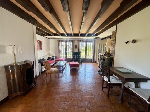 Nous vous proposons en exclusivité cette remarquable maison familiale atypique et polyvalente, offrant des volumes généreux et de nombreuses possibilités d’aménagement, idéalement implantée sur un terrain arboré de plus de 1 000 m².

🏡 Espace principal (accès par escaliers) :
Le cœur de la maison s’articule autour d’un séjour double lumineux ouvrant sur un balcon, agrémenté d’un poêle à bois pour une ambiance chaleureuse. La cuisine ouverte entièrement aménagée et équipée, prolongée par un cellier, en fait un espace de vie idéal pour recevoir en famille. Cet étage comprend également une suite parentale ainsi qu’une grande pièce modulable pouvant servir de bureau ou de chambre supplémentaire.

🛏️ Étage supérieur :
Quatre chambres dont deux avec placards intégrés, et une salle de bains avec WC semi-indépendant complètent cet espace nuit généreux et fonctionnel.

🔑 Rez-de-chaussée – Une vraie valeur ajoutée :
Le niveau inférieur offre une véranda, un placard d’entrée et un local technique. Le garage double avec deux ateliers attenants séduira les amateurs de bricolage ou les professionnels.

Point fort du bien : un appartement T2 totalement indépendant — actuellement loué 900 €/mois — composé d’un séjour, d’une cuisine, d’une chambre, d’une salle d’eau, de WC indépendants et d’un bureau aménagé avec sauna. Idéal pour un projet familial (logement d’un proche) ou pour optimiser la rentabilité locative.

🌿 Extérieur :
Le jardin dispose de deux puits et d’une réserve d’eau, ainsi que d’une dépendance divisée en trois espaces distincts à l’arrière de la propriété — offrant de multiples usages selon vos besoins.

⚙️ Prestations techniques :
Bien entretenu et régulièrement mis à jour :
	•	Tableau électrique triphasé
	•	VMC double flux
	•	Radiateurs connectés pilotables par zone
	•	Ballon thermodynamique de 300 L (remplacé en 2019)
	•	Fibre optique
	•	Dalles béton au RDC et R+1 — ossature bois au R+2

Votre conseillère est disponible 7j/7.
📞 Contactez-nous dès maintenant pour programmer votre visite.