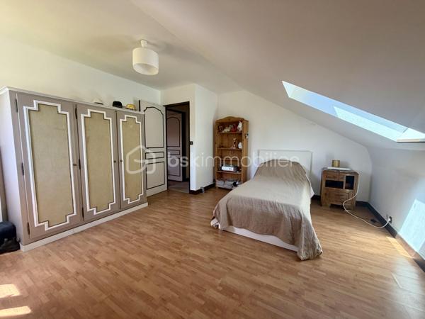 Nous vous proposons en exclusivité cette remarquable maison familiale atypique et polyvalente, offrant des volumes généreux et de nombreuses possibilités d’aménagement, idéalement implantée sur un terrain arboré de plus de 1 000 m².

🏡 Espace principal (accès par escaliers) :
Le cœur de la maison s’articule autour d’un séjour double lumineux ouvrant sur un balcon, agrémenté d’un poêle à bois pour une ambiance chaleureuse. La cuisine ouverte entièrement aménagée et équipée, prolongée par un cellier, en fait un espace de vie idéal pour recevoir en famille. Cet étage comprend également une suite parentale ainsi qu’une grande pièce modulable pouvant servir de bureau ou de chambre supplémentaire.

🛏️ Étage supérieur :
Quatre chambres dont deux avec placards intégrés, et une salle de bains avec WC semi-indépendant complètent cet espace nuit généreux et fonctionnel.

🔑 Rez-de-chaussée – Une vraie valeur ajoutée :
Le niveau inférieur offre une véranda, un placard d’entrée et un local technique. Le garage double avec deux ateliers attenants séduira les amateurs de bricolage ou les professionnels.

Point fort du bien : un appartement T2 totalement indépendant — actuellement loué 900 €/mois — composé d’un séjour, d’une cuisine, d’une chambre, d’une salle d’eau, de WC indépendants et d’un bureau aménagé avec sauna. Idéal pour un projet familial (logement d’un proche) ou pour optimiser la rentabilité locative.

🌿 Extérieur :
Le jardin dispose de deux puits et d’une réserve d’eau, ainsi que d’une dépendance divisée en trois espaces distincts à l’arrière de la propriété — offrant de multiples usages selon vos besoins.

⚙️ Prestations techniques :
Bien entretenu et régulièrement mis à jour :
	•	Tableau électrique triphasé
	•	VMC double flux
	•	Radiateurs connectés pilotables par zone
	•	Ballon thermodynamique de 300 L (remplacé en 2019)
	•	Fibre optique
	•	Dalles béton au RDC et R+1 — ossature bois au R+2

Votre conseillère est disponible 7j/7.
📞 Contactez-nous dès maintenant pour programmer votre visite.