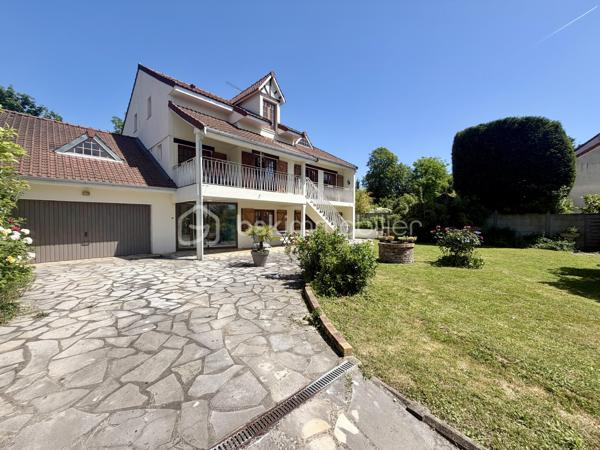 Nous vous proposons en exclusivité cette remarquable maison familiale atypique et polyvalente, offrant des volumes généreux et de nombreuses possibilités d’aménagement, idéalement implantée sur un terrain arboré de plus de 1 000 m².

🏡 Espace principal (accès par escaliers) :
Le cœur de la maison s’articule autour d’un séjour double lumineux ouvrant sur un balcon, agrémenté d’un poêle à bois pour une ambiance chaleureuse. La cuisine ouverte entièrement aménagée et équipée, prolongée par un cellier, en fait un espace de vie idéal pour recevoir en famille. Cet étage comprend également une suite parentale ainsi qu’une grande pièce modulable pouvant servir de bureau ou de chambre supplémentaire.

🛏️ Étage supérieur :
Quatre chambres dont deux avec placards intégrés, et une salle de bains avec WC semi-indépendant complètent cet espace nuit généreux et fonctionnel.

🔑 Rez-de-chaussée – Une vraie valeur ajoutée :
Le niveau inférieur offre une véranda, un placard d’entrée et un local technique. Le garage double avec deux ateliers attenants séduira les amateurs de bricolage ou les professionnels.

Point fort du bien : un appartement T2 totalement indépendant — actuellement loué 900 €/mois — composé d’un séjour, d’une cuisine, d’une chambre, d’une salle d’eau, de WC indépendants et d’un bureau aménagé avec sauna. Idéal pour un projet familial (logement d’un proche) ou pour optimiser la rentabilité locative.

🌿 Extérieur :
Le jardin dispose de deux puits et d’une réserve d’eau, ainsi que d’une dépendance divisée en trois espaces distincts à l’arrière de la propriété — offrant de multiples usages selon vos besoins.

⚙️ Prestations techniques :
Bien entretenu et régulièrement mis à jour :
	•	Tableau électrique triphasé
	•	VMC double flux
	•	Radiateurs connectés pilotables par zone
	•	Ballon thermodynamique de 300 L (remplacé en 2019)
	•	Fibre optique
	•	Dalles béton au RDC et R+1 — ossature bois au R+2

Votre conseillère est disponible 7j/7.
📞 Contactez-nous dès maintenant pour programmer votre visite.