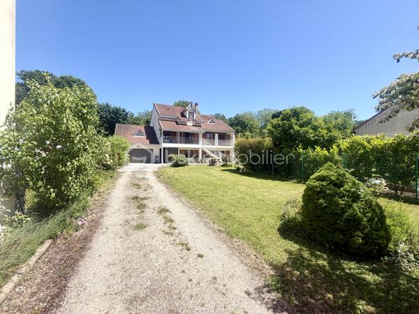 Nous vous proposons en exclusivité cette remarquable maison familiale atypique et polyvalente, offrant des volumes généreux et de nombreuses possibilités d’aménagement, idéalement implantée sur un terrain arboré de plus de 1 000 m².

🏡 Espace principal (accès par escaliers) :
Le cœur de la maison s’articule autour d’un séjour double lumineux ouvrant sur un balcon, agrémenté d’un poêle à bois pour une ambiance chaleureuse. La cuisine ouverte entièrement aménagée et équipée, prolongée par un cellier, en fait un espace de vie idéal pour recevoir en famille. Cet étage comprend également une suite parentale ainsi qu’une grande pièce modulable pouvant servir de bureau ou de chambre supplémentaire.

🛏️ Étage supérieur :
Quatre chambres dont deux avec placards intégrés, et une salle de bains avec WC semi-indépendant complètent cet espace nuit généreux et fonctionnel.

🔑 Rez-de-chaussée – Une vraie valeur ajoutée :
Le niveau inférieur offre une véranda, un placard d’entrée et un local technique. Le garage double avec deux ateliers attenants séduira les amateurs de bricolage ou les professionnels.

Point fort du bien : un appartement T2 totalement indépendant — actuellement loué 900 €/mois — composé d’un séjour, d’une cuisine, d’une chambre, d’une salle d’eau, de WC indépendants et d’un bureau aménagé avec sauna. Idéal pour un projet familial (logement d’un proche) ou pour optimiser la rentabilité locative.

🌿 Extérieur :
Le jardin dispose de deux puits et d’une réserve d’eau, ainsi que d’une dépendance divisée en trois espaces distincts à l’arrière de la propriété — offrant de multiples usages selon vos besoins.

⚙️ Prestations techniques :
Bien entretenu et régulièrement mis à jour :
	•	Tableau électrique triphasé
	•	VMC double flux
	•	Radiateurs connectés pilotables par zone
	•	Ballon thermodynamique de 300 L (remplacé en 2019)
	•	Fibre optique
	•	Dalles béton au RDC et R+1 — ossature bois au R+2

Votre conseillère est disponible 7j/7.
📞 Contactez-nous dès maintenant pour programmer votre visite.
