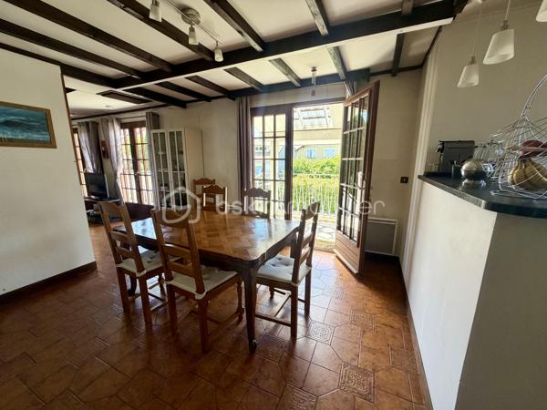 Nous vous proposons en exclusivité cette remarquable maison familiale atypique et polyvalente, offrant des volumes généreux et de nombreuses possibilités d’aménagement, idéalement implantée sur un terrain arboré de plus de 1 000 m².

🏡 Espace principal (accès par escaliers) :
Le cœur de la maison s’articule autour d’un séjour double lumineux ouvrant sur un balcon, agrémenté d’un poêle à bois pour une ambiance chaleureuse. La cuisine ouverte entièrement aménagée et équipée, prolongée par un cellier, en fait un espace de vie idéal pour recevoir en famille. Cet étage comprend également une suite parentale ainsi qu’une grande pièce modulable pouvant servir de bureau ou de chambre supplémentaire.

🛏️ Étage supérieur :
Quatre chambres dont deux avec placards intégrés, et une salle de bains avec WC semi-indépendant complètent cet espace nuit généreux et fonctionnel.

🔑 Rez-de-chaussée – Une vraie valeur ajoutée :
Le niveau inférieur offre une véranda, un placard d’entrée et un local technique. Le garage double avec deux ateliers attenants séduira les amateurs de bricolage ou les professionnels.

Point fort du bien : un appartement T2 totalement indépendant — actuellement loué 900 €/mois — composé d’un séjour, d’une cuisine, d’une chambre, d’une salle d’eau, de WC indépendants et d’un bureau aménagé avec sauna. Idéal pour un projet familial (logement d’un proche) ou pour optimiser la rentabilité locative.

🌿 Extérieur :
Le jardin dispose de deux puits et d’une réserve d’eau, ainsi que d’une dépendance divisée en trois espaces distincts à l’arrière de la propriété — offrant de multiples usages selon vos besoins.

⚙️ Prestations techniques :
Bien entretenu et régulièrement mis à jour :
	•	Tableau électrique triphasé
	•	VMC double flux
	•	Radiateurs connectés pilotables par zone
	•	Ballon thermodynamique de 300 L (remplacé en 2019)
	•	Fibre optique
	•	Dalles béton au RDC et R+1 — ossature bois au R+2

Votre conseillère est disponible 7j/7.
📞 Contactez-nous dès maintenant pour programmer votre visite.