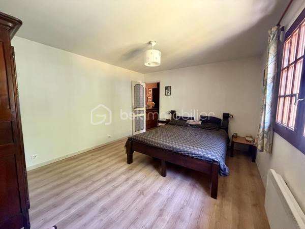 Nous vous proposons en exclusivité cette remarquable maison familiale atypique et polyvalente, offrant des volumes généreux et de nombreuses possibilités d’aménagement, idéalement implantée sur un terrain arboré de plus de 1 000 m².

🏡 Espace principal (accès par escaliers) :
Le cœur de la maison s’articule autour d’un séjour double lumineux ouvrant sur un balcon, agrémenté d’un poêle à bois pour une ambiance chaleureuse. La cuisine ouverte entièrement aménagée et équipée, prolongée par un cellier, en fait un espace de vie idéal pour recevoir en famille. Cet étage comprend également une suite parentale ainsi qu’une grande pièce modulable pouvant servir de bureau ou de chambre supplémentaire.

🛏️ Étage supérieur :
Quatre chambres dont deux avec placards intégrés, et une salle de bains avec WC semi-indépendant complètent cet espace nuit généreux et fonctionnel.

🔑 Rez-de-chaussée – Une vraie valeur ajoutée :
Le niveau inférieur offre une véranda, un placard d’entrée et un local technique. Le garage double avec deux ateliers attenants séduira les amateurs de bricolage ou les professionnels.

Point fort du bien : un appartement T2 totalement indépendant — actuellement loué 900 €/mois — composé d’un séjour, d’une cuisine, d’une chambre, d’une salle d’eau, de WC indépendants et d’un bureau aménagé avec sauna. Idéal pour un projet familial (logement d’un proche) ou pour optimiser la rentabilité locative.

🌿 Extérieur :
Le jardin dispose de deux puits et d’une réserve d’eau, ainsi que d’une dépendance divisée en trois espaces distincts à l’arrière de la propriété — offrant de multiples usages selon vos besoins.

⚙️ Prestations techniques :
Bien entretenu et régulièrement mis à jour :
	•	Tableau électrique triphasé
	•	VMC double flux
	•	Radiateurs connectés pilotables par zone
	•	Ballon thermodynamique de 300 L (remplacé en 2019)
	•	Fibre optique
	•	Dalles béton au RDC et R+1 — ossature bois au R+2

Votre conseillère est disponible 7j/7.
📞 Contactez-nous dès maintenant pour programmer votre visite.