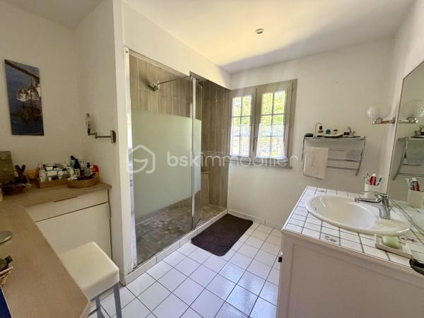 Nous vous proposons en exclusivité cette remarquable maison familiale atypique et polyvalente, offrant des volumes généreux et de nombreuses possibilités d’aménagement, idéalement implantée sur un terrain arboré de plus de 1 000 m².

🏡 Espace principal (accès par escaliers) :
Le cœur de la maison s’articule autour d’un séjour double lumineux ouvrant sur un balcon, agrémenté d’un poêle à bois pour une ambiance chaleureuse. La cuisine ouverte entièrement aménagée et équipée, prolongée par un cellier, en fait un espace de vie idéal pour recevoir en famille. Cet étage comprend également une suite parentale ainsi qu’une grande pièce modulable pouvant servir de bureau ou de chambre supplémentaire.

🛏️ Étage supérieur :
Quatre chambres dont deux avec placards intégrés, et une salle de bains avec WC semi-indépendant complètent cet espace nuit généreux et fonctionnel.

🔑 Rez-de-chaussée – Une vraie valeur ajoutée :
Le niveau inférieur offre une véranda, un placard d’entrée et un local technique. Le garage double avec deux ateliers attenants séduira les amateurs de bricolage ou les professionnels.

Point fort du bien : un appartement T2 totalement indépendant — actuellement loué 900 €/mois — composé d’un séjour, d’une cuisine, d’une chambre, d’une salle d’eau, de WC indépendants et d’un bureau aménagé avec sauna. Idéal pour un projet familial (logement d’un proche) ou pour optimiser la rentabilité locative.

🌿 Extérieur :
Le jardin dispose de deux puits et d’une réserve d’eau, ainsi que d’une dépendance divisée en trois espaces distincts à l’arrière de la propriété — offrant de multiples usages selon vos besoins.

⚙️ Prestations techniques :
Bien entretenu et régulièrement mis à jour :
	•	Tableau électrique triphasé
	•	VMC double flux
	•	Radiateurs connectés pilotables par zone
	•	Ballon thermodynamique de 300 L (remplacé en 2019)
	•	Fibre optique
	•	Dalles béton au RDC et R+1 — ossature bois au R+2

Votre conseillère est disponible 7j/7.
📞 Contactez-nous dès maintenant pour programmer votre visite.