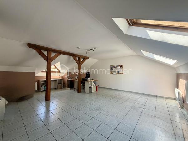 Nous vous proposons en exclusivité cette remarquable maison familiale atypique et polyvalente, offrant des volumes généreux et de nombreuses possibilités d’aménagement, idéalement implantée sur un terrain arboré de plus de 1 000 m².

🏡 Espace principal (accès par escaliers) :
Le cœur de la maison s’articule autour d’un séjour double lumineux ouvrant sur un balcon, agrémenté d’un poêle à bois pour une ambiance chaleureuse. La cuisine ouverte entièrement aménagée et équipée, prolongée par un cellier, en fait un espace de vie idéal pour recevoir en famille. Cet étage comprend également une suite parentale ainsi qu’une grande pièce modulable pouvant servir de bureau ou de chambre supplémentaire.

🛏️ Étage supérieur :
Quatre chambres dont deux avec placards intégrés, et une salle de bains avec WC semi-indépendant complètent cet espace nuit généreux et fonctionnel.

🔑 Rez-de-chaussée – Une vraie valeur ajoutée :
Le niveau inférieur offre une véranda, un placard d’entrée et un local technique. Le garage double avec deux ateliers attenants séduira les amateurs de bricolage ou les professionnels.

Point fort du bien : un appartement T2 totalement indépendant — actuellement loué 900 €/mois — composé d’un séjour, d’une cuisine, d’une chambre, d’une salle d’eau, de WC indépendants et d’un bureau aménagé avec sauna. Idéal pour un projet familial (logement d’un proche) ou pour optimiser la rentabilité locative.

🌿 Extérieur :
Le jardin dispose de deux puits et d’une réserve d’eau, ainsi que d’une dépendance divisée en trois espaces distincts à l’arrière de la propriété — offrant de multiples usages selon vos besoins.

⚙️ Prestations techniques :
Bien entretenu et régulièrement mis à jour :
	•	Tableau électrique triphasé
	•	VMC double flux
	•	Radiateurs connectés pilotables par zone
	•	Ballon thermodynamique de 300 L (remplacé en 2019)
	•	Fibre optique
	•	Dalles béton au RDC et R+1 — ossature bois au R+2

Votre conseillère est disponible 7j/7.
📞 Contactez-nous dès maintenant pour programmer votre visite.