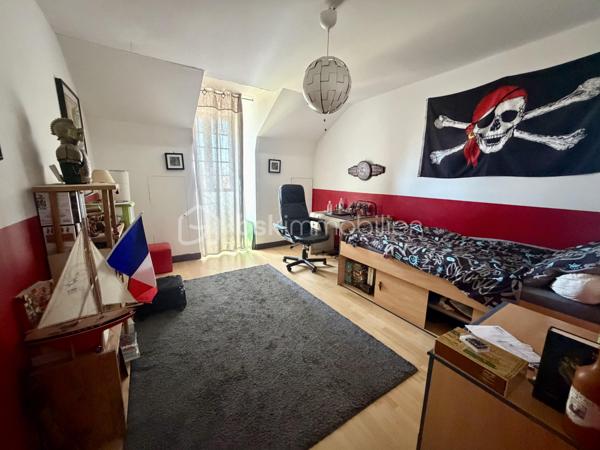 Nous vous proposons en exclusivité cette remarquable maison familiale atypique et polyvalente, offrant des volumes généreux et de nombreuses possibilités d’aménagement, idéalement implantée sur un terrain arboré de plus de 1 000 m².

🏡 Espace principal (accès par escaliers) :
Le cœur de la maison s’articule autour d’un séjour double lumineux ouvrant sur un balcon, agrémenté d’un poêle à bois pour une ambiance chaleureuse. La cuisine ouverte entièrement aménagée et équipée, prolongée par un cellier, en fait un espace de vie idéal pour recevoir en famille. Cet étage comprend également une suite parentale ainsi qu’une grande pièce modulable pouvant servir de bureau ou de chambre supplémentaire.

🛏️ Étage supérieur :
Quatre chambres dont deux avec placards intégrés, et une salle de bains avec WC semi-indépendant complètent cet espace nuit généreux et fonctionnel.

🔑 Rez-de-chaussée – Une vraie valeur ajoutée :
Le niveau inférieur offre une véranda, un placard d’entrée et un local technique. Le garage double avec deux ateliers attenants séduira les amateurs de bricolage ou les professionnels.

Point fort du bien : un appartement T2 totalement indépendant — actuellement loué 900 €/mois — composé d’un séjour, d’une cuisine, d’une chambre, d’une salle d’eau, de WC indépendants et d’un bureau aménagé avec sauna. Idéal pour un projet familial (logement d’un proche) ou pour optimiser la rentabilité locative.

🌿 Extérieur :
Le jardin dispose de deux puits et d’une réserve d’eau, ainsi que d’une dépendance divisée en trois espaces distincts à l’arrière de la propriété — offrant de multiples usages selon vos besoins.

⚙️ Prestations techniques :
Bien entretenu et régulièrement mis à jour :
	•	Tableau électrique triphasé
	•	VMC double flux
	•	Radiateurs connectés pilotables par zone
	•	Ballon thermodynamique de 300 L (remplacé en 2019)
	•	Fibre optique
	•	Dalles béton au RDC et R+1 — ossature bois au R+2

Votre conseillère est disponible 7j/7.
📞 Contactez-nous dès maintenant pour programmer votre visite.