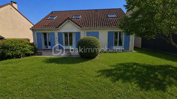 *** EXCLUSIVITÉ BSK IMMOBILIER  ***

Maison kaufman de 160 m2 (potentiellement car étage à terminer) édifié sur un terrain clos de 437 m2. 

Située dans un secteur calme et recherché de Saint Pierre Du Perray proche du parc François Mitterrand, la maison se compose aujourd'hui d'une  spacieuse pièce de vie lumineuse de 40m2 environ, d'une grande cuisine ouvrable sur séjour, d'une salle deau, et de 3 belles chambres dont une suite parentale avec salle de bain. Soit un 106 m2 de plain-pied. 
Accès au cellier et garage double.

A l'étage, 57m2 supplémentaires !!  à terminer d'aménager : escalier déjà installé, velux et plancher déjà en place. Plus d'information par téléphone.  

Un bien rare alliant confort, volumes et lumière. Avec une potentiel d'évolution. 
Proche écoles et commodités.  

Visite sur RDV