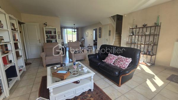 *** EXCLUSIVITÉ BSK IMMOBILIER  ***

Maison kaufman de 160 m2 (potentiellement car étage à terminer) édifié sur un terrain clos de 437 m2. 

Située dans un secteur calme et recherché de Saint Pierre Du Perray proche du parc François Mitterrand, la maison se compose aujourd'hui d'une  spacieuse pièce de vie lumineuse de 40m2 environ, d'une grande cuisine ouvrable sur séjour, d'une salle deau, et de 3 belles chambres dont une suite parentale avec salle de bain. Soit un 106 m2 de plain-pied. 
Accès au cellier et garage double.

A l'étage, 57m2 supplémentaires !!  à terminer d'aménager : escalier déjà installé, velux et plancher déjà en place. Plus d'information par téléphone.  

Un bien rare alliant confort, volumes et lumière. Avec une potentiel d'évolution. 
Proche écoles et commodités.  

Visite sur RDV