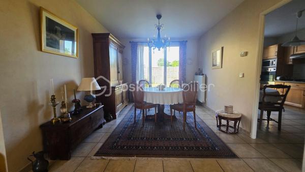 *** EXCLUSIVITÉ BSK IMMOBILIER  ***

Maison kaufman de 160 m2 (potentiellement car étage à terminer) édifié sur un terrain clos de 437 m2. 

Située dans un secteur calme et recherché de Saint Pierre Du Perray proche du parc François Mitterrand, la maison se compose aujourd'hui d'une  spacieuse pièce de vie lumineuse de 40m2 environ, d'une grande cuisine ouvrable sur séjour, d'une salle deau, et de 3 belles chambres dont une suite parentale avec salle de bain. Soit un 106 m2 de plain-pied. 
Accès au cellier et garage double.

A l'étage, 57m2 supplémentaires !!  à terminer d'aménager : escalier déjà installé, velux et plancher déjà en place. Plus d'information par téléphone.  

Un bien rare alliant confort, volumes et lumière. Avec une potentiel d'évolution. 
Proche écoles et commodités.  

Visite sur RDV