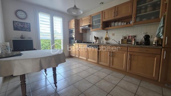 *** EXCLUSIVITÉ BSK IMMOBILIER  ***

Maison kaufman de 160 m2 (potentiellement car étage à terminer) édifié sur un terrain clos de 437 m2. 

Située dans un secteur calme et recherché de Saint Pierre Du Perray proche du parc François Mitterrand, la maison se compose aujourd'hui d'une  spacieuse pièce de vie lumineuse de 40m2 environ, d'une grande cuisine ouvrable sur séjour, d'une salle deau, et de 3 belles chambres dont une suite parentale avec salle de bain. Soit un 106 m2 de plain-pied. 
Accès au cellier et garage double.

A l'étage, 57m2 supplémentaires !!  à terminer d'aménager : escalier déjà installé, velux et plancher déjà en place. Plus d'information par téléphone.  

Un bien rare alliant confort, volumes et lumière. Avec une potentiel d'évolution. 
Proche écoles et commodités.  

Visite sur RDV