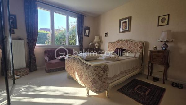 *** EXCLUSIVITÉ BSK IMMOBILIER  ***

Maison kaufman de 160 m2 (potentiellement car étage à terminer) édifié sur un terrain clos de 437 m2. 

Située dans un secteur calme et recherché de Saint Pierre Du Perray proche du parc François Mitterrand, la maison se compose aujourd'hui d'une  spacieuse pièce de vie lumineuse de 40m2 environ, d'une grande cuisine ouvrable sur séjour, d'une salle deau, et de 3 belles chambres dont une suite parentale avec salle de bain. Soit un 106 m2 de plain-pied. 
Accès au cellier et garage double.

A l'étage, 57m2 supplémentaires !!  à terminer d'aménager : escalier déjà installé, velux et plancher déjà en place. Plus d'information par téléphone.  

Un bien rare alliant confort, volumes et lumière. Avec une potentiel d'évolution. 
Proche écoles et commodités.  

Visite sur RDV