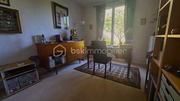 *** EXCLUSIVITÉ BSK IMMOBILIER  ***

Maison kaufman de 160 m2 (potentiellement car étage à terminer) édifié sur un terrain clos de 437 m2. 

Située dans un secteur calme et recherché de Saint Pierre Du Perray proche du parc François Mitterrand, la maison se compose aujourd'hui d'une  spacieuse pièce de vie lumineuse de 40m2 environ, d'une grande cuisine ouvrable sur séjour, d'une salle deau, et de 3 belles chambres dont une suite parentale avec salle de bain. Soit un 106 m2 de plain-pied. 
Accès au cellier et garage double.

A l'étage, 57m2 supplémentaires !!  à terminer d'aménager : escalier déjà installé, velux et plancher déjà en place. Plus d'information par téléphone.  

Un bien rare alliant confort, volumes et lumière. Avec une potentiel d'évolution. 
Proche écoles et commodités.  

Visite sur RDV