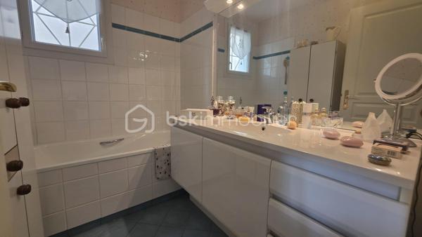*** EXCLUSIVITÉ BSK IMMOBILIER  ***

Maison kaufman de 160 m2 (potentiellement car étage à terminer) édifié sur un terrain clos de 437 m2. 

Située dans un secteur calme et recherché de Saint Pierre Du Perray proche du parc François Mitterrand, la maison se compose aujourd'hui d'une  spacieuse pièce de vie lumineuse de 40m2 environ, d'une grande cuisine ouvrable sur séjour, d'une salle deau, et de 3 belles chambres dont une suite parentale avec salle de bain. Soit un 106 m2 de plain-pied. 
Accès au cellier et garage double.

A l'étage, 57m2 supplémentaires !!  à terminer d'aménager : escalier déjà installé, velux et plancher déjà en place. Plus d'information par téléphone.  

Un bien rare alliant confort, volumes et lumière. Avec une potentiel d'évolution. 
Proche écoles et commodités.  

Visite sur RDV