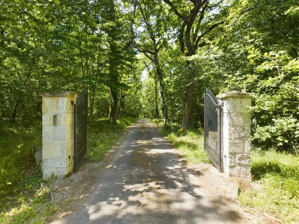 Prestations haut de gamme pour cette propriété de deux maisons, sur 15 hectares