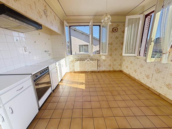 Camarès (12360) Maison meublée T5 à rénover sur 535 m2 terrain