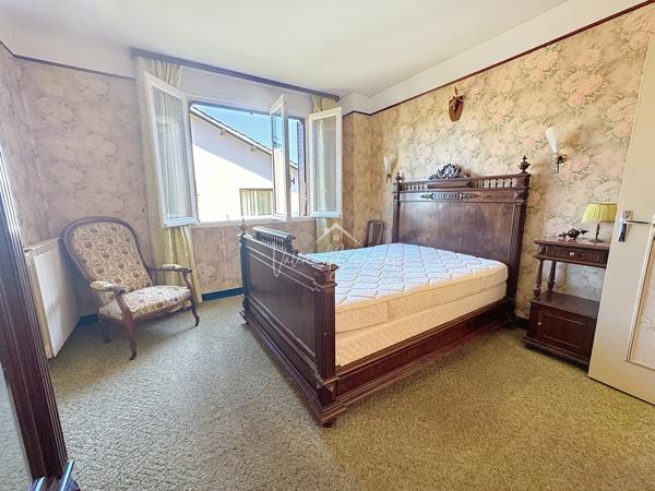 Camarès (12360) Maison meublée T5 à rénover sur 535 m2 terrain