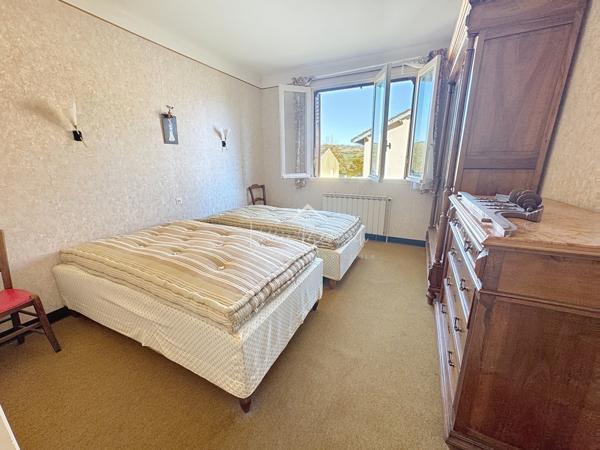 Camarès (12360) Maison meublée T5 à rénover sur 535 m2 terrain