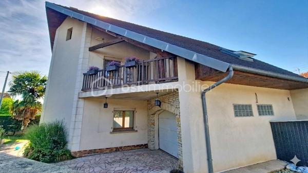 Édifiée sur une belle parcelle close de 301 m² totalement préservée de tout vis-à-vis, cette maison fonctionnelle et lumineuse est idéale pour accueillir votre famille.
Au rez-de-chaussée : un espace de vie convivial et traversant
Une entrée directe sur une magnifique pièce de vie de 48,5 m² comprenant un séjour chaleureux et une cuisine américaine aménagée, idéale pour vos moments en famille ou entre amis.
Une salle d'eau contemporaine avec WC intégré, offrant un confort supplémentaire de plain-pied.
À l'étage : l'espace nuit
Un dégagement dessert 4 chambres lumineuses, dont deux en enfilade (parfaites pour un aménagement sur-mesure : suite parentale avec dressing, grand bureau pour le télétravail ou chambre d'enfant avec sa salle de jeux).
Une salle de bain familiale fonctionnelle.
Les extérieurs et les prestations :
Un jardin privatif sans aucun vis-à-vis, un véritable havre de paix pour profiter des beaux jours en toute tranquillité.
Un garage intégré avec accès direct, idéal pour le stationnement ou le stockage.