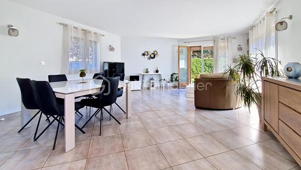 Édifiée sur une belle parcelle close de 301 m² totalement préservée de tout vis-à-vis, cette maison fonctionnelle et lumineuse est idéale pour accueillir votre famille.
Au rez-de-chaussée : un espace de vie convivial et traversant
Une entrée directe sur une magnifique pièce de vie de 48,5 m² comprenant un séjour chaleureux et une cuisine américaine aménagée, idéale pour vos moments en famille ou entre amis.
Une salle d'eau contemporaine avec WC intégré, offrant un confort supplémentaire de plain-pied.
À l'étage : l'espace nuit
Un dégagement dessert 4 chambres lumineuses, dont deux en enfilade (parfaites pour un aménagement sur-mesure : suite parentale avec dressing, grand bureau pour le télétravail ou chambre d'enfant avec sa salle de jeux).
Une salle de bain familiale fonctionnelle.
Les extérieurs et les prestations :
Un jardin privatif sans aucun vis-à-vis, un véritable havre de paix pour profiter des beaux jours en toute tranquillité.
Un garage intégré avec accès direct, idéal pour le stationnement ou le stockage.