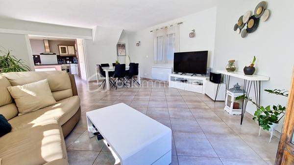 Édifiée sur une belle parcelle close de 301 m² totalement préservée de tout vis-à-vis, cette maison fonctionnelle et lumineuse est idéale pour accueillir votre famille.
Au rez-de-chaussée : un espace de vie convivial et traversant
Une entrée directe sur une magnifique pièce de vie de 48,5 m² comprenant un séjour chaleureux et une cuisine américaine aménagée, idéale pour vos moments en famille ou entre amis.
Une salle d'eau contemporaine avec WC intégré, offrant un confort supplémentaire de plain-pied.
À l'étage : l'espace nuit
Un dégagement dessert 4 chambres lumineuses, dont deux en enfilade (parfaites pour un aménagement sur-mesure : suite parentale avec dressing, grand bureau pour le télétravail ou chambre d'enfant avec sa salle de jeux).
Une salle de bain familiale fonctionnelle.
Les extérieurs et les prestations :
Un jardin privatif sans aucun vis-à-vis, un véritable havre de paix pour profiter des beaux jours en toute tranquillité.
Un garage intégré avec accès direct, idéal pour le stationnement ou le stockage.