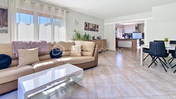 Édifiée sur une belle parcelle close de 301 m² totalement préservée de tout vis-à-vis, cette maison fonctionnelle et lumineuse est idéale pour accueillir votre famille.
Au rez-de-chaussée : un espace de vie convivial et traversant
Une entrée directe sur une magnifique pièce de vie de 48,5 m² comprenant un séjour chaleureux et une cuisine américaine aménagée, idéale pour vos moments en famille ou entre amis.
Une salle d'eau contemporaine avec WC intégré, offrant un confort supplémentaire de plain-pied.
À l'étage : l'espace nuit
Un dégagement dessert 4 chambres lumineuses, dont deux en enfilade (parfaites pour un aménagement sur-mesure : suite parentale avec dressing, grand bureau pour le télétravail ou chambre d'enfant avec sa salle de jeux).
Une salle de bain familiale fonctionnelle.
Les extérieurs et les prestations :
Un jardin privatif sans aucun vis-à-vis, un véritable havre de paix pour profiter des beaux jours en toute tranquillité.
Un garage intégré avec accès direct, idéal pour le stationnement ou le stockage.