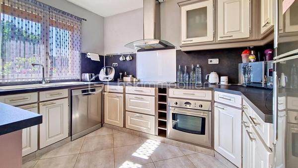 Édifiée sur une belle parcelle close de 301 m² totalement préservée de tout vis-à-vis, cette maison fonctionnelle et lumineuse est idéale pour accueillir votre famille.
Au rez-de-chaussée : un espace de vie convivial et traversant
Une entrée directe sur une magnifique pièce de vie de 48,5 m² comprenant un séjour chaleureux et une cuisine américaine aménagée, idéale pour vos moments en famille ou entre amis.
Une salle d'eau contemporaine avec WC intégré, offrant un confort supplémentaire de plain-pied.
À l'étage : l'espace nuit
Un dégagement dessert 4 chambres lumineuses, dont deux en enfilade (parfaites pour un aménagement sur-mesure : suite parentale avec dressing, grand bureau pour le télétravail ou chambre d'enfant avec sa salle de jeux).
Une salle de bain familiale fonctionnelle.
Les extérieurs et les prestations :
Un jardin privatif sans aucun vis-à-vis, un véritable havre de paix pour profiter des beaux jours en toute tranquillité.
Un garage intégré avec accès direct, idéal pour le stationnement ou le stockage.