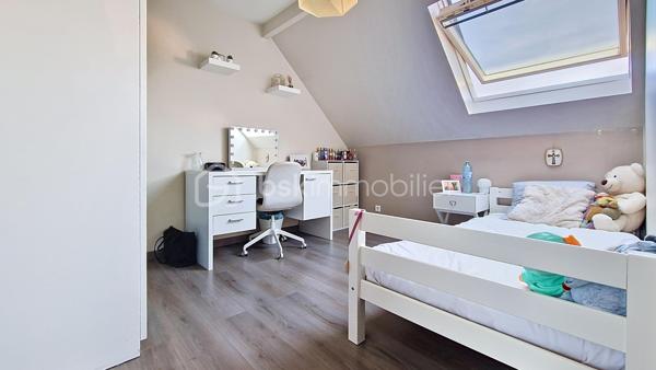 Édifiée sur une belle parcelle close de 301 m² totalement préservée de tout vis-à-vis, cette maison fonctionnelle et lumineuse est idéale pour accueillir votre famille.
Au rez-de-chaussée : un espace de vie convivial et traversant
Une entrée directe sur une magnifique pièce de vie de 48,5 m² comprenant un séjour chaleureux et une cuisine américaine aménagée, idéale pour vos moments en famille ou entre amis.
Une salle d'eau contemporaine avec WC intégré, offrant un confort supplémentaire de plain-pied.
À l'étage : l'espace nuit
Un dégagement dessert 4 chambres lumineuses, dont deux en enfilade (parfaites pour un aménagement sur-mesure : suite parentale avec dressing, grand bureau pour le télétravail ou chambre d'enfant avec sa salle de jeux).
Une salle de bain familiale fonctionnelle.
Les extérieurs et les prestations :
Un jardin privatif sans aucun vis-à-vis, un véritable havre de paix pour profiter des beaux jours en toute tranquillité.
Un garage intégré avec accès direct, idéal pour le stationnement ou le stockage.